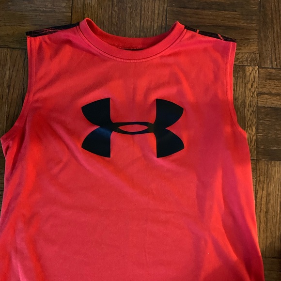 Two under armour tank tops great condition - Picture 2 of 3